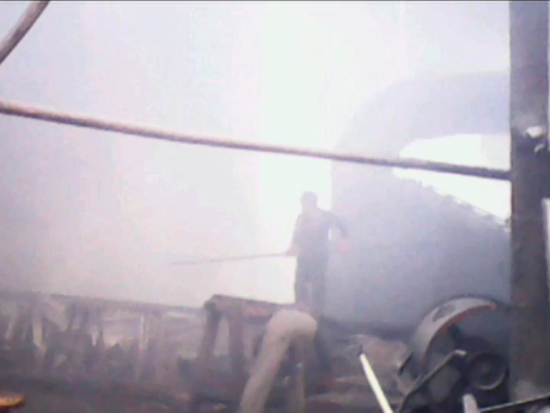 烟雾缭绕的镀锌厂