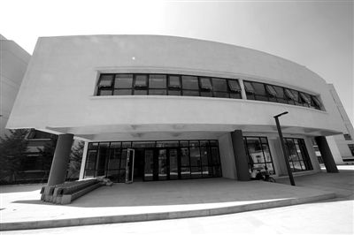 北京小学长阳分校主体建筑已封顶，随着开学季的到来，长阳镇的中粮万科长阳半岛、中国铁建长阳国际城等楼盘之间，业主的矛盾愈演愈烈。新京报记者 李冬 摄