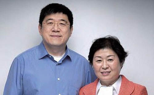 　　中国第一位女首富，玖龙纸业董事长张茵女士与其丈夫，执行董事长兼行政总裁刘名中先生。图片来源 网络