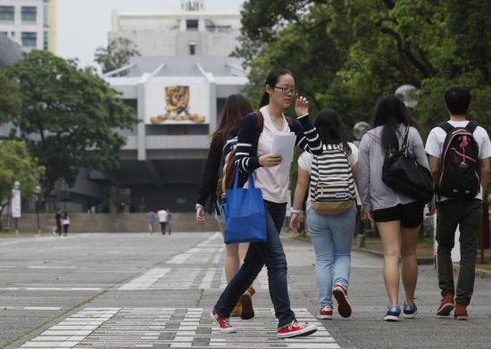 　　赴港内地学生的总数目，10年前还不足1600人，但到去度年已增至1.6万人，10年间扩大了10倍，在接受政府资助的研究生课程中，内地生十年来也增逾两倍。(美联社图片)