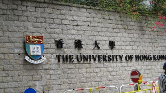 　　令香港学生感受到内地学生大量涌入的，是各高校的“修课式硕士课程”，但基本都是高校自资开办，学生自费就读，学费都高达十余万港元，不涉及政府资源。
