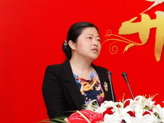 图为杨浦区教育局党委书记顾登妹发言。