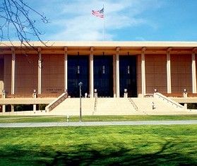 1988 年，邓文迪入加州大学就读经济系