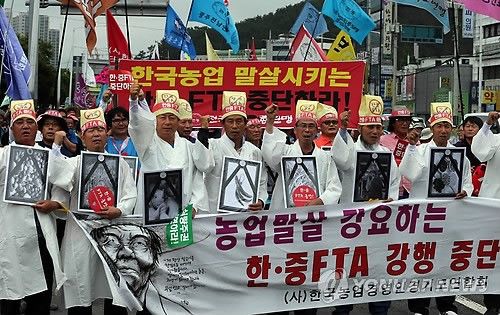 在“生存还是毁灭”的挑战面前，韩国农民选择了抱团，组成利益共同体，寄希望于通过集体抗争，以影响韩国政府的决策。