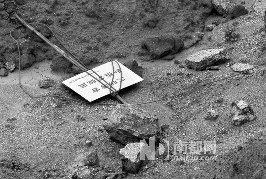 6月15日，先秦古墓群考古勘探发掘区的警示牌被推倒，红线被扯掉。