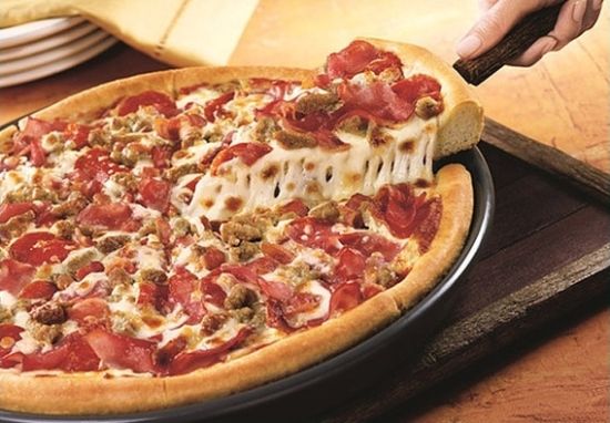 斗转星移，披萨已经不似当年那般是个稀罕物，必胜客也被拉下了泡沫铸就的圣坛。