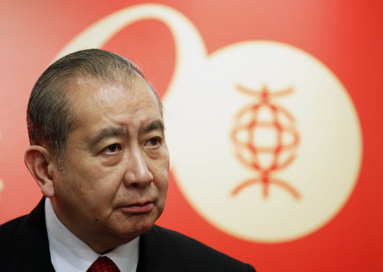 　　2008年次贷危机引发的金融海啸中，东亚银行成为谣言受害者，短时间内被挤兑提取20亿现金，但是主席李国宝为稳定储户，提出不设取款上限，并主动增持公司股票。(图片来源：美联社)