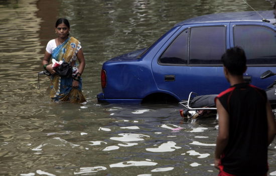 七月的印度，正值雨季。每年此时，孟买总是一片人间地狱般的惨相。