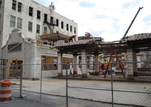 　　正在底特律市区搭建的《变形金刚4》拍摄所需的中国式建筑布景(图片来自deadlinedetroit.com)