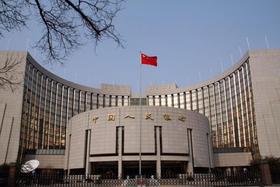 　　19日晚新闻联播播放了一条事先没有任何预兆的新闻：央行宣布当日起取消金融机构贷款利率0.7倍的下限，由金融机构根据商业原则自主确定贷款利率水平。