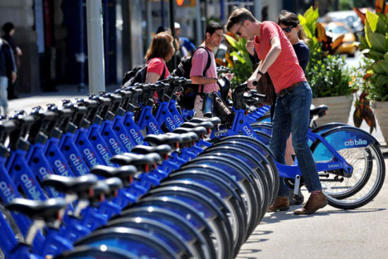 出现在曼哈顿马路上的一辆辆鲜明印着“Citi Bike”的自行车，成为花旗的移动“品牌代言”。