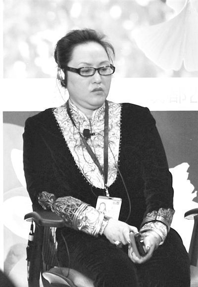 6月7日，成都国腾实业董事长何燕以“何然”的名字出席了在成都举办的财富全球论坛。图/CFP 