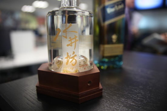 　　全兴集团推出水井坊早于泸州老窖的国窖1573，但老窖公司在双品牌战略下，让特曲和国窖联动提价，互为支撑和引领，推动了国窖在2012年之前的高速成长，而水井坊却始终不温不火。