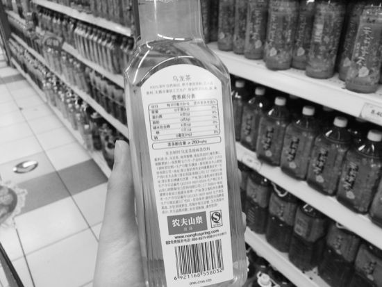 市售的不少茶饮料，配料表中并未标注茶多酚的含量（图片来源：半岛晨报）