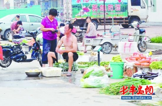 滨河路上，市民正在买菜。（