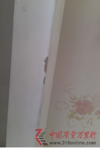 香河红星美凯龙给河北秦先生送的衣柜门板有明显拆装过的痕迹