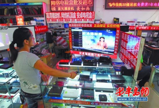 辽宁路颐高数码广场一家电子产品店的货柜内摆放着多个品牌的电视盒子