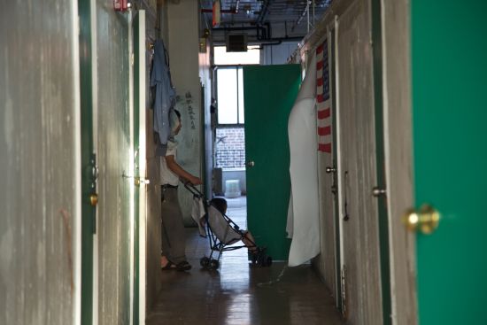 这里的租客有的是独居，有的携家带口。