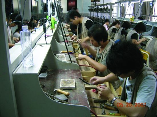 　　包括中国香港的珠宝品牌在内，全国70％以上珠宝都在深圳加工制造，3千元批发的钻戒，到大连商场里卖到1万多元。