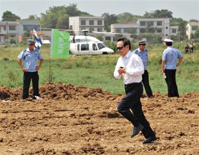 7月20日，“天空城市”项目奠基仪式举行。远大总裁张跃乘坐直升机抵达后，跑向仪式现场。图/CFP