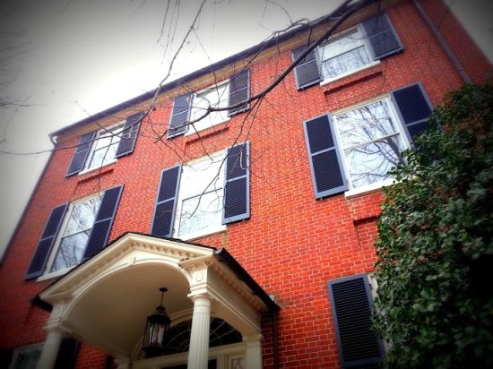 　　虽然华盛顿及其周边的高房价让一些议员望而却步，但还是有不少的参议员会选择直接购房，在他们看来“家的感觉”是必不可少的动力之一。