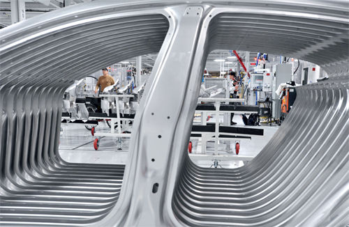 一排汽车部件叠在一起，等待被安装