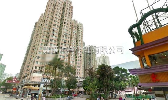 　　金源洋楼，楼龄35年，在香港属于仅次于“唐楼”的旧楼，该房标价260万港元，使用面积240平方英尺，约相当于22.3平方米。