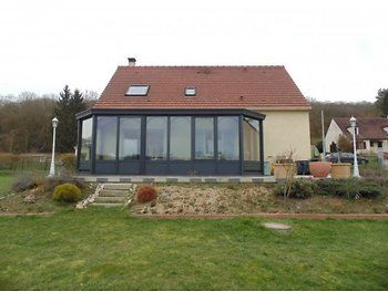 巴黎郊区房屋图。