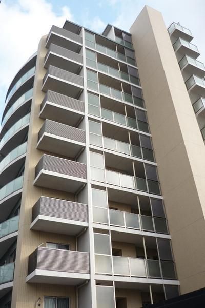 楼龄5年，使用面积83平方米，并附送停车场一个，价格是3280万日元，约合人民币207万。