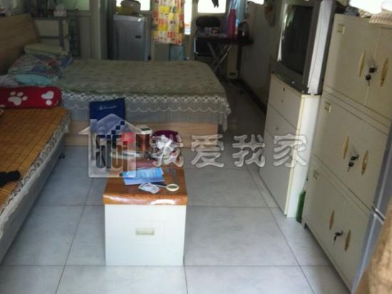 此房位于二环内新文化街，邻近地铁、2、1号线。房龄10年，面积为21平方米。