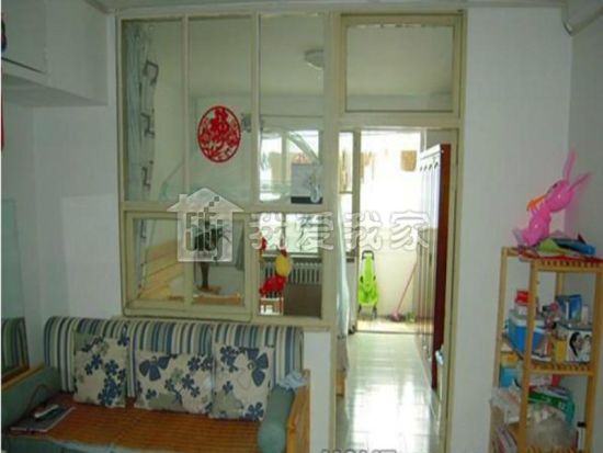 此房是靠近西三旗育新地铁的粮食仓库宿舍，建于1987年。两室户，面积为60平方米。