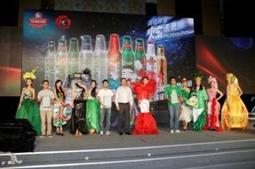 青岛啤酒营销总裁王瑞永为获奖选手颁奖