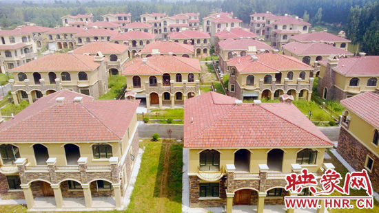 　这里的别墅共计30多栋，有两层的，也有三层的，主体、装修都已经完工