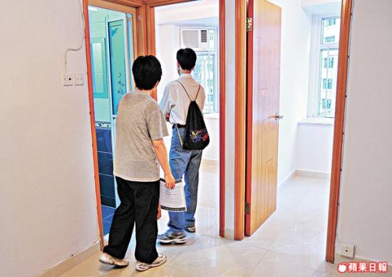 荃湾六尸案凶宅2年前进行拍卖，参观者络绎不绝。