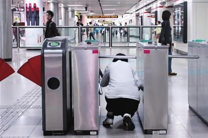 我有一个更好的想法供地铁当局考虑。将其与中国传统的“丢面子”的概念相联系，逃票者被拍下来，并通过该市的许多地铁站把其照片和名字张贴在电视屏幕上。