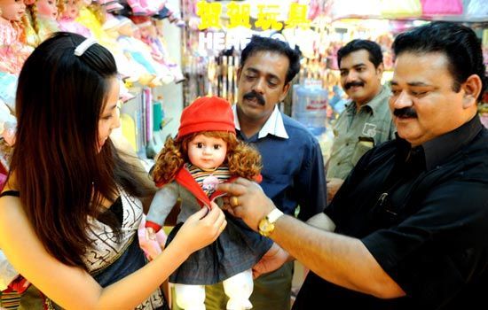 印度商人在义乌采购商品 来源：China Daily