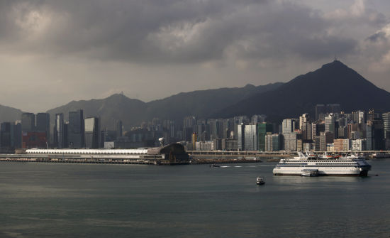 　　与新加坡开发土地规律的雷厉风行相比，香港小小一块旧启德机场土地，在各种争论下荒置十余年才最终动工。(路透社图片)