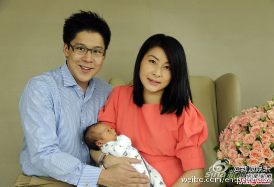 　　传说郭晶晶坐月子的陪月团成员月薪8万港元，霍震霆更要请5个陪月来照顾郭晶晶和孙子。(图片来源：新浪娱乐)