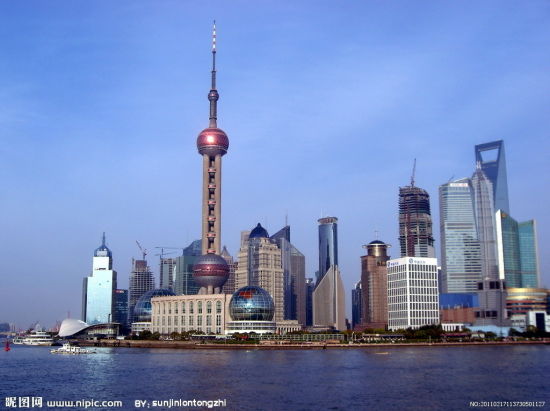 　　自贸区概念股有各种各类，但笔者认为，最受益的一类应该是在自贸区和浦东坐拥地块和商务楼的地产公司，如外高桥、浦东金桥、陆家嘴等。