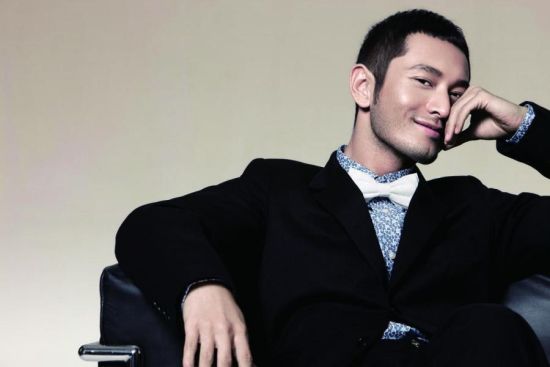 当一个高大、英俊的帅哥从身边飘过的时候，连工作都充满了浪漫。