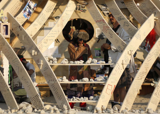 　　火人节上除了咖啡厅和冰块收费之外，所有的艺术大巴、讲座、服务、包括环城飞行，都是人们的自愿付出，完全没有“钱”的概念。（图片来源：Reuters/Jim Urquhart）