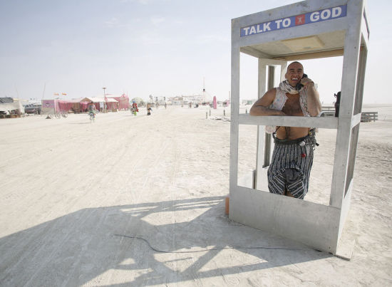 每年一次的火人节以沙漠艺术、理想主义、无私奉献及享乐主义为名。