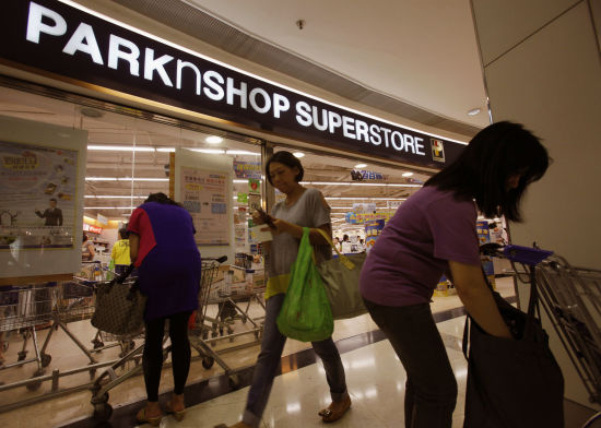 　　李嘉诚在内地卖上海广州商厦引发“撤资论”，在香港也因为出售大型超市百佳而到处被追问是否要“撤资香港”。（路透社图片）