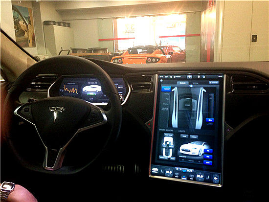 特斯拉内部触摸屏。
