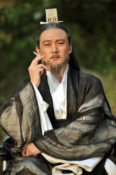 “李嘉诚此举很可能是一个连环计，以退为进、隔岸观火、趁虚而入，再一举多得。”