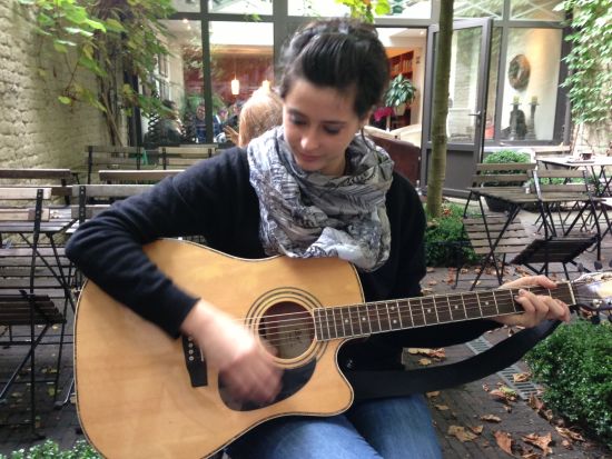 　　乐观的洛丽塔称自己的处境还算幸运，在失业问题最严重的南欧，很多音乐人甚至无法维持生计。