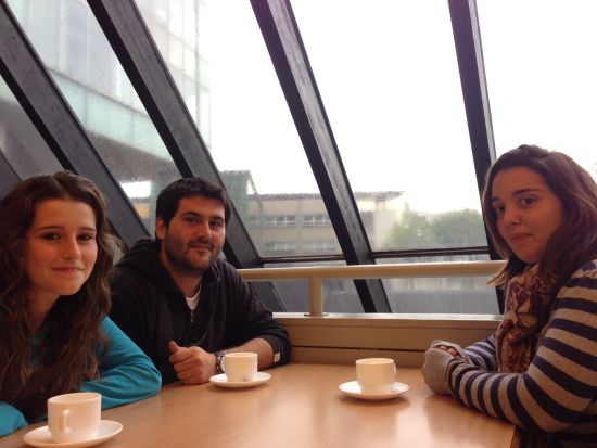 　　已熟练使用法语、英语的费尔南德兹兄妹(图左)正计划学习德语，为毕业后去经济更稳定的德国(德国失业率现为5.3%)找工作做准备。