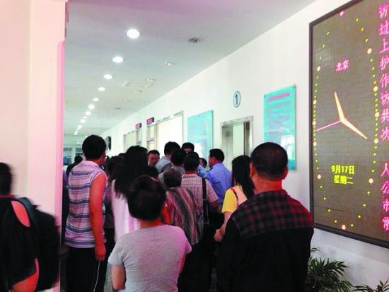 面纱视觉的员工和顾客到有关部门投诉。