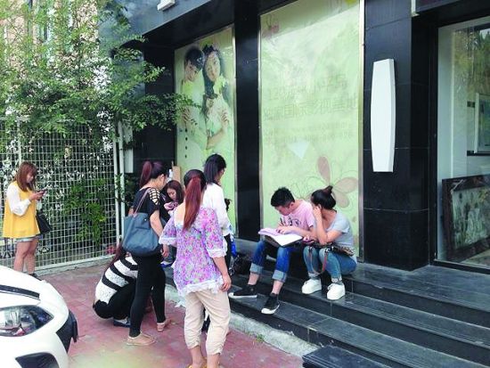 维权的人们聚集在面纱视觉门前不肯离去。 
