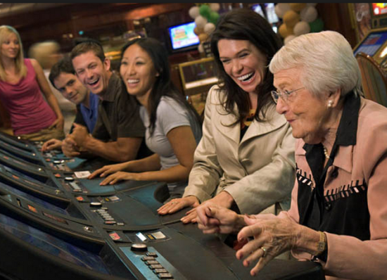 众多养老院已经开始跟附近赌场合作，由赌场提供免费大巴，每周定期将养老院的“上帝们”运往赌场消费。